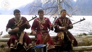 На берегу священного Алтын-Кёля состоялась презентация нового альбома известного ансамбля «АлтайКай»