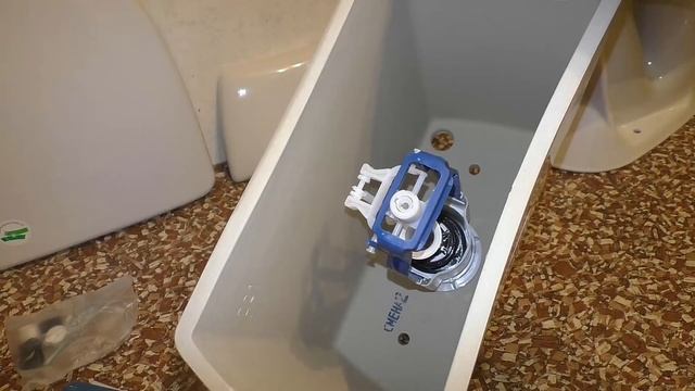 Установка дешёвого унитаза в туалете смотреть онлайн