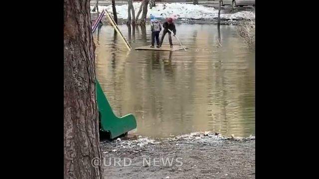 Когда детскую площадку затопило, но ты - мечтатель (очень милое видео) смотреть онлайн