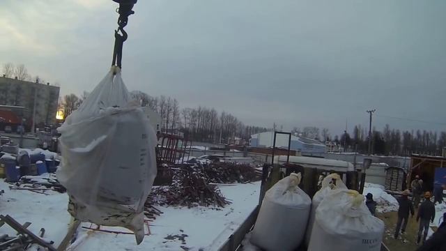 Погрузка биг-бэгов с песком автоманипулятором смотреть онлайн