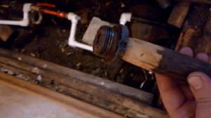 откручивание гайки на трубе водопровода под давлением часть2