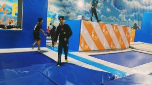 Паркур в батутном центре с Васей Бойко