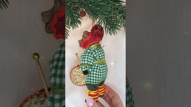 Арт. ТФ159  Новогодняя игрушка из фарфора и текстиля «Медведь с барабаном»