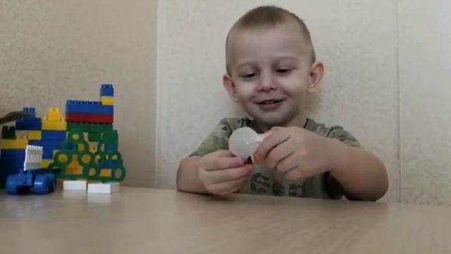 Семён открывает шоколадное яйцо История Игрушек