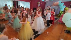 весёлый танец на выпускном в детском саду