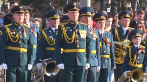 Сводный оркестр Иркутского гарнизона играет гимн России на Параде Победы