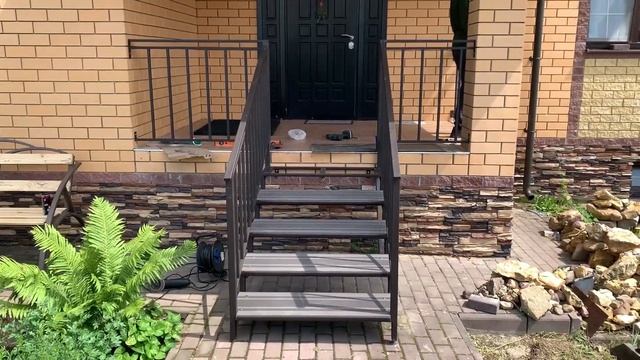 Монтаж косоурной лестницы 5 ступеней с поручнями ДПК + установка ограждений смотреть онлайн