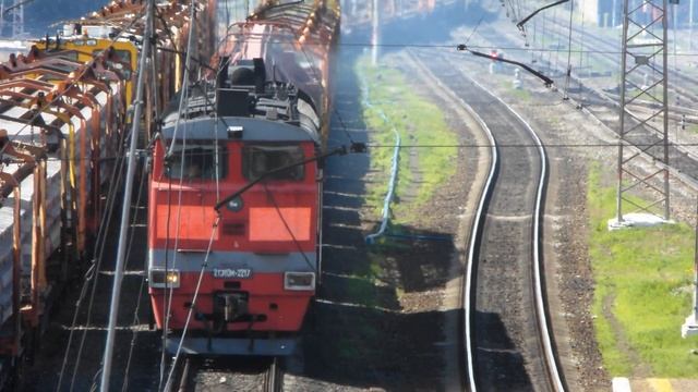 Тепловоз 2ТЭ10М-2217, с ремонтным поездом. смотреть онлайн