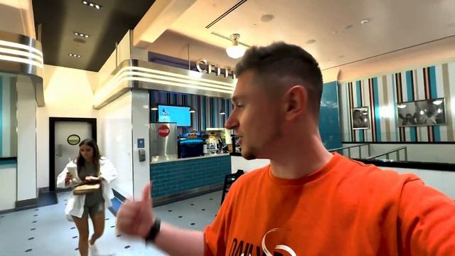 World's first Warner Brother Hotel! - WB Abu Dhabi Review смотреть онлайн