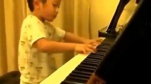 4-летний мальчик играет на пианино как маэстро