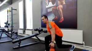 КАК ДЕЛАТЬ ВЫПАДЫ на ягодицы и на квадрицепсы, в чём различия. Убираем ошибки.