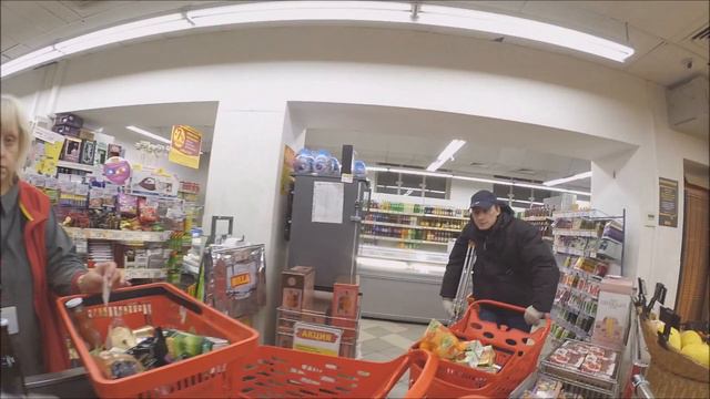 Билла. Охранник пытается вытащить из магазина. Борзая колхозная админша. смотреть онлайн