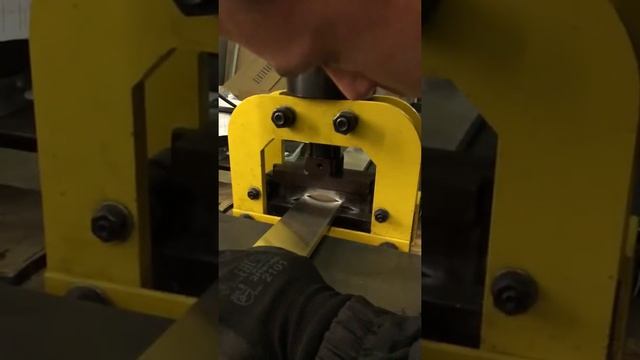 Режем алюминиевую шину замедленном режиме )) смотреть онлайн