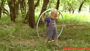 Видео для малышей. Макс и Алиса нашли большой обруч. Развивающие игры для детей на улице