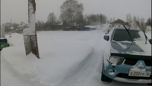 Кто на лыжах,кто на санках. А мы с лопатой.Борьба со снегом. #зима,#выходныевдеревне,#жизньвдеревне