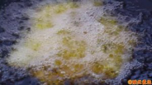 【陕北霞姐】种完玉米买条鱼回家，霞姐裹上蛋液糊炸一大盘鱼块，外酥里嫩，越嚼越香！