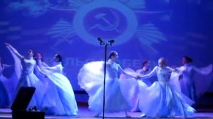 Моя Лиза танцует Вальс Победы... Девочки - умнички... Очень красиво...