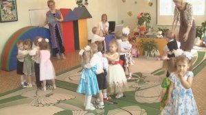 Малыши танцуют деткам по 3 годика