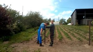 Кесова Гора. Забивка столба для забора бабкой.