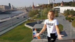 Три желания. Поёт Полина Чичигина. Москва. Парк Зарядье. Кремль. Красная площадь. Парящий мост.