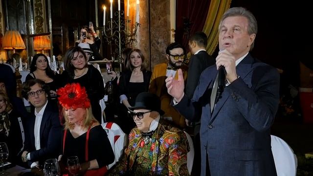 Что Алла Пугачева со слезами на глазах подарила Вячеславу Зайцеву на его День рождения.