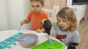 Настя и Саша лепят бомбочку для ванны
