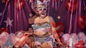Dazzling 80's style: home fashion party ideas - natural old woman