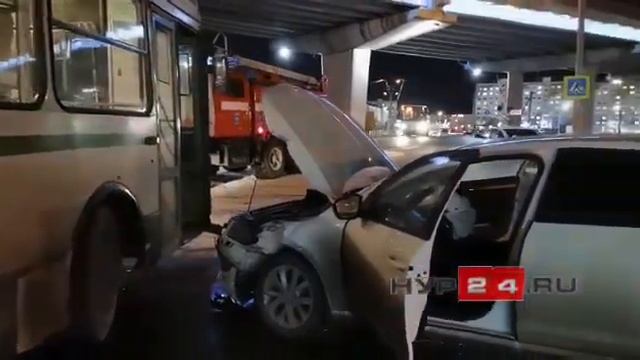В Новом Уренгое у "Виадука"столкнулись автобус и Skoda смотреть онлайн