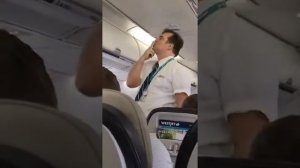 Веселый бортпроводник проводит инструктаж.
