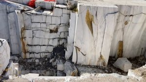 ОГРОМНЫЙ КАРЬЕР МРАМОРА , ОЗЕРО БАЙКАЛ