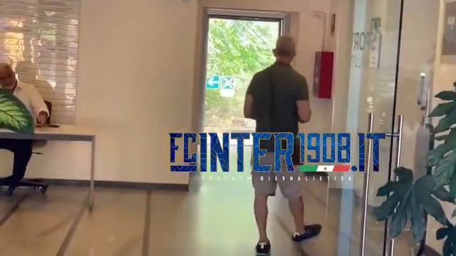 🇮🇹 #Inter, iniziate le visite mediche di Francesco #Acerbi lo vedete passare davanti alla porta ap