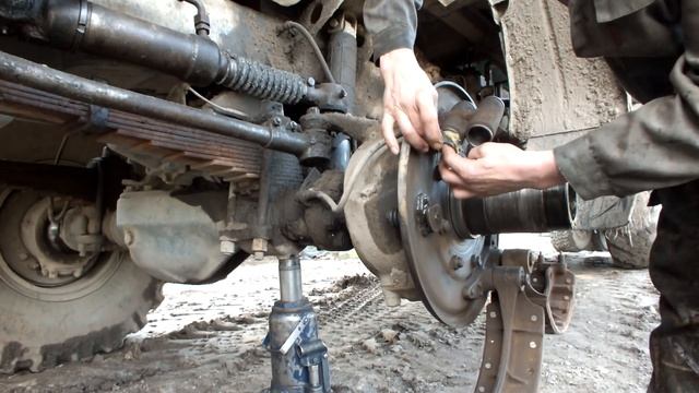 Урал лесовоз ЕжеГодное ТО Замена колодок и не только... смотреть онлайн