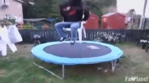 Прикольные падения и прыжки на батуте