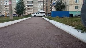 Котэ во дворе