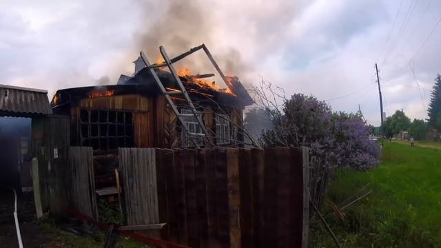 Пожар жилого дома с надворными постройками смотреть онлайн