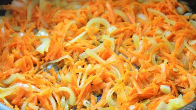 Скумбрия, запеченная с картофелем под помидорами и сыром