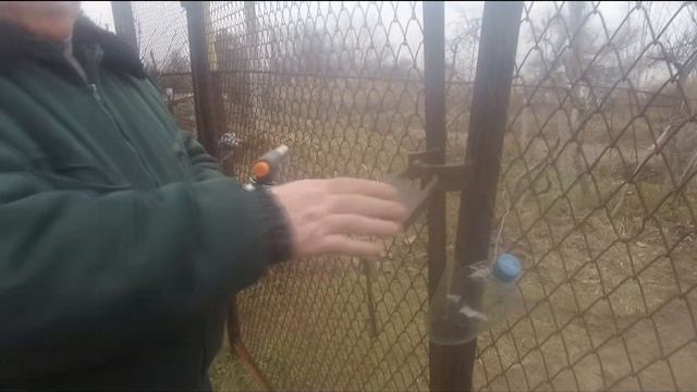 Как мгновенно разморозить навесной замок на воротах зимой.