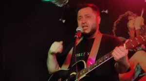 Аким Апачев поет под гитару на Лимоновских чтениях в Донецке