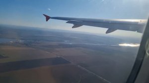 Взлет самолёта - Самолёт летит прямо над море