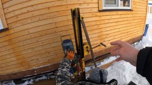 Для дачников показываю бурение дешевой скважины на даче зимой