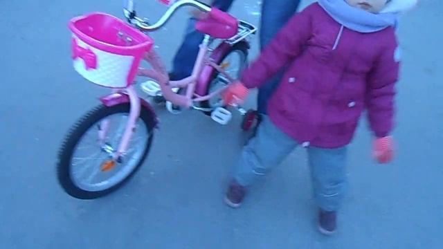Мой первый велик! Наконец -то розовый велосипед. УРААА! Юле подарили велик! смотреть онлайн