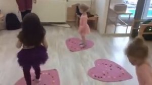 Маленькие балерины учатся кружиться:)