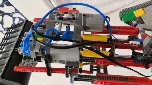 Передвижная платформа для добычи и перевозки сыпучих грузов из Лего/обзор самоделки смотреть онлайн