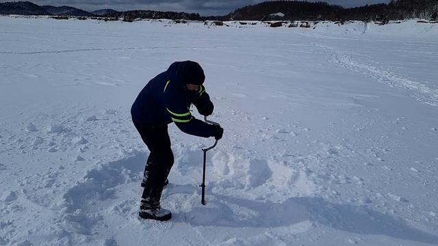 Показываю как я готовлю лунку для ловли краба на море зимой. Очень много снега!