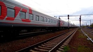 Электровоз ЭП1М-683 (ТЧЭ-3) с перегоняемыми пассажирскими вагонами.