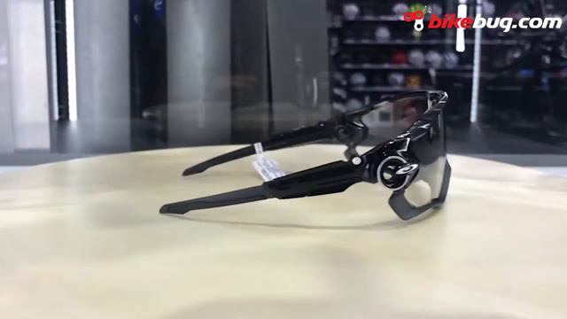 Oakley Jawbreaker - Polished Black/Clear to Black Photochromic Sunglasses Unboxing | Bikebug смотреть онлайн