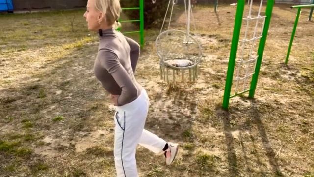 СТРОЙНЫЕ НОГИ и ПРУЖИНИСТОЕ ТЕЛО. Зарядка-прыжки ✨ смотреть онлайн