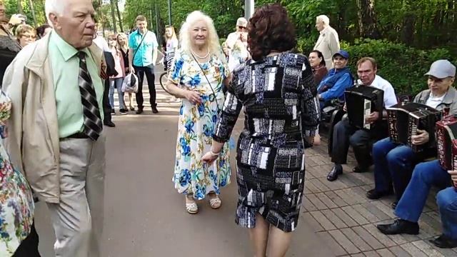 Парк Кузьминки танцы и песни под гармонь 09.05.2019 смотреть онлайн