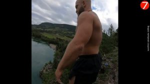 Экстремальный прыжок в воду с утёса высокой скалы.