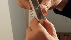 Как установить плинтус если большие щели.